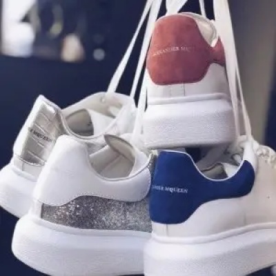 24S：Alexander McQueen 美鞋专场 绿尾拼色小白鞋$321<br />       低至5折 银尾小白鞋$339