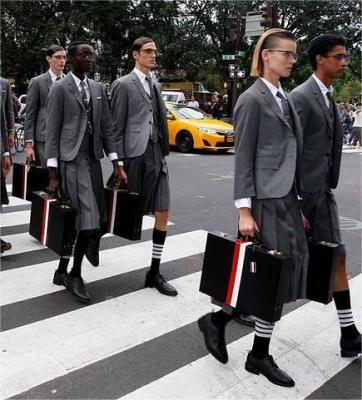 Mytheresa：Thom Browne 男装专区新人9折<br />       入手经典四道杠卫衣、拉链卫衣