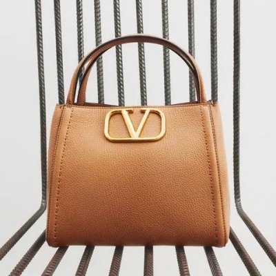 Net-A-PORTER 亚太站：Valentino Garavani 典雅美学 入精裁常款、高雅礼服<br />       选购此系列