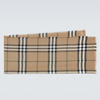 Burberry 巴宝莉格纹围巾<br />       7折 €272（约2004元）