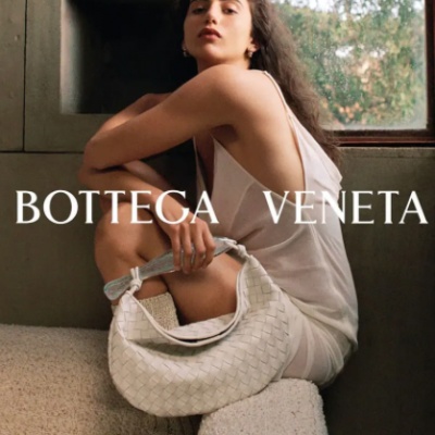 SSENSE：Bottega Veneta 美包专场 低至4.5折<br />       经典Cassette腰包$828！