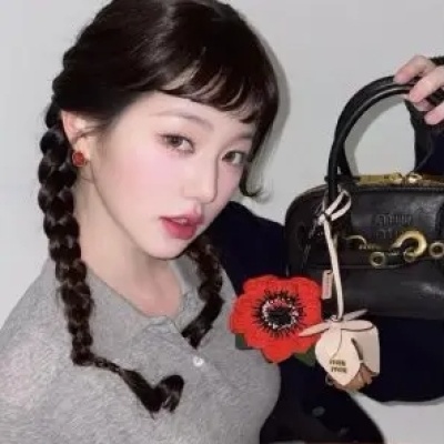 Cettire：Miu Miu 女孩集合啦 Logo 抽绳挂包$623<br />       低至4折+定价优势