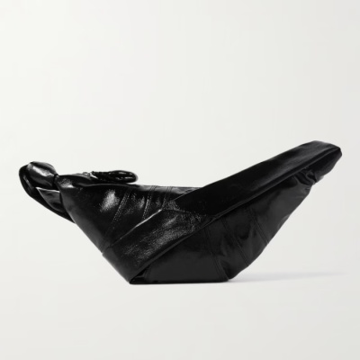 LEMAIRE Croissant 小号黑色漆皮牛角包<br />       8.5折 £371.45（约3574.5元）