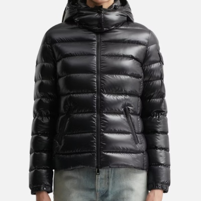 Moncler Bady 连帽短款羽绒服<br />       7折 HK$10010（约9186.18元）