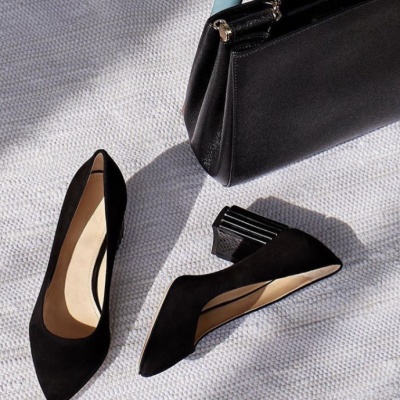 THE OUTNET 美站：Just In 时尚专场 Toteme 针织上衣$220 Ganni 切尔西靴$214<br />       低至3折