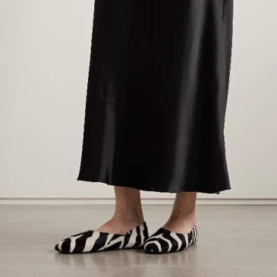 KHAITE Jane 斑马纹印花平底鞋<br />       HK$10100（约9212.21元）