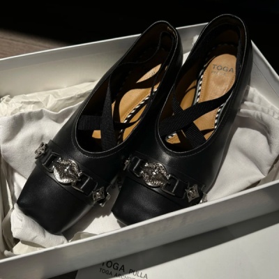 38/39少量补货！Toga Pulla 交叉黑银芭蕾鞋<br />       7.2折 $396（约2810.06元）