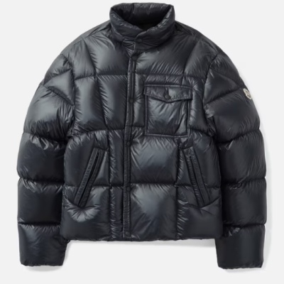 Moncler Serfanto 连帽短款羽绒服<br />&nbsp;&nbsp;&nbsp;&nbsp;&nbsp;&nbsp;&nbsp;6折&nbsp;HK$12100（约10846.44元）