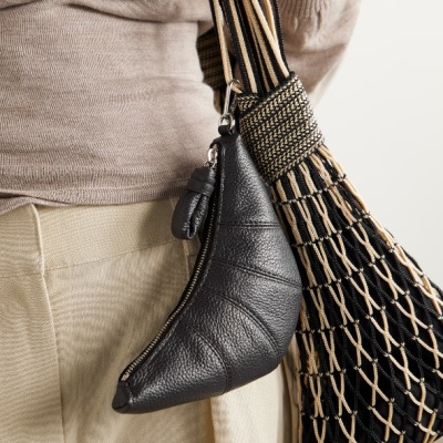 LEMAIRE Croissant 黑色零钱牛角包<br />&nbsp;&nbsp;&nbsp;&nbsp;&nbsp;&nbsp;&nbsp;HK$3700（约3307.8元）