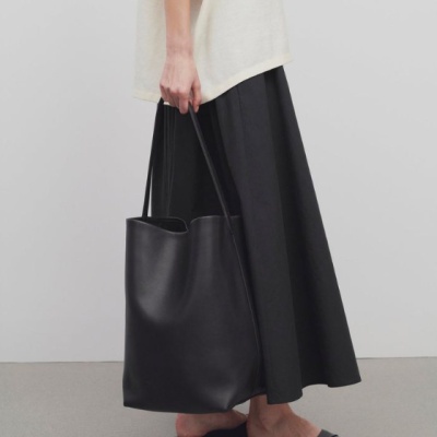 SSENSE：The Row 时尚上新 Lisa 同款芭蕾平底鞋$820 半月包$1690<br />&nbsp;&nbsp;&nbsp;&nbsp;&nbsp;&nbsp;&nbsp;一键直达>>>>