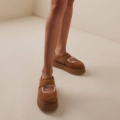 UGG Bea 羊皮厚底玛丽珍拖鞋<br />&nbsp;&nbsp;&nbsp;&nbsp;&nbsp;&nbsp;&nbsp;4.3折&nbsp;$51（约347.15元）