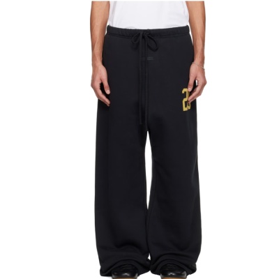 Fear of God ESSENTIALS 黑色 Holiday 系列运动裤<br />&nbsp;&nbsp;&nbsp;&nbsp;&nbsp;&nbsp;&nbsp;8.7折&nbsp;$117（约787.25元）