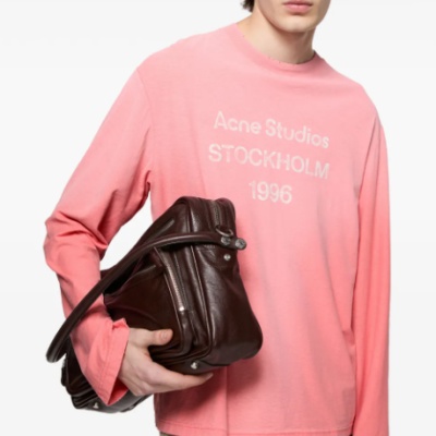 CA站定价优势！Acne Studios 1996 喷漆效果logoT恤<br />&nbsp;&nbsp;&nbsp;&nbsp;&nbsp;&nbsp;&nbsp;C$373（约1765.22元）
