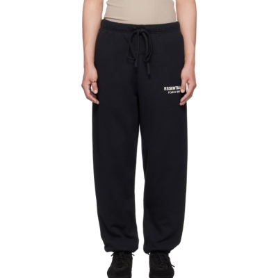 Fear of God ESSENTIALS 黑色 Classic 运动裤<br />&nbsp;&nbsp;&nbsp;&nbsp;&nbsp;&nbsp;&nbsp;7.4折&nbsp;HK$940（约801.63元）